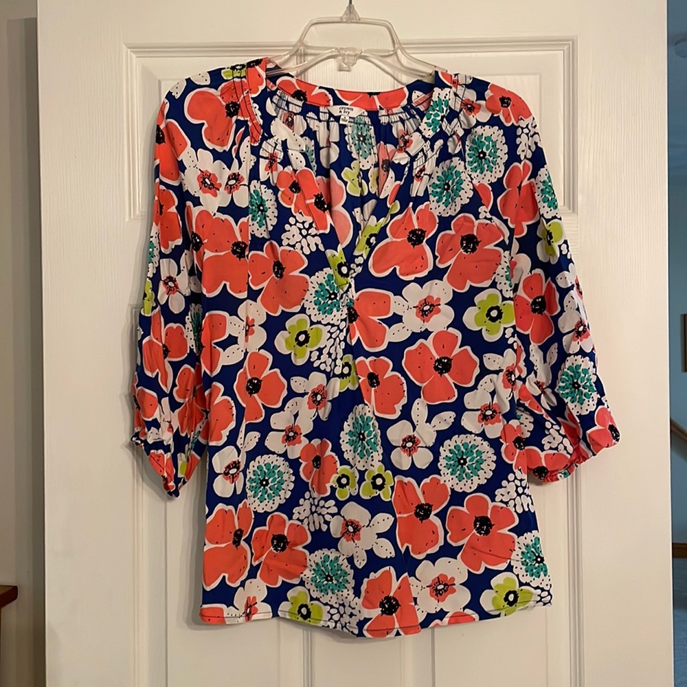 Crown & Ivy floral blouse with 3/4 length sleeves